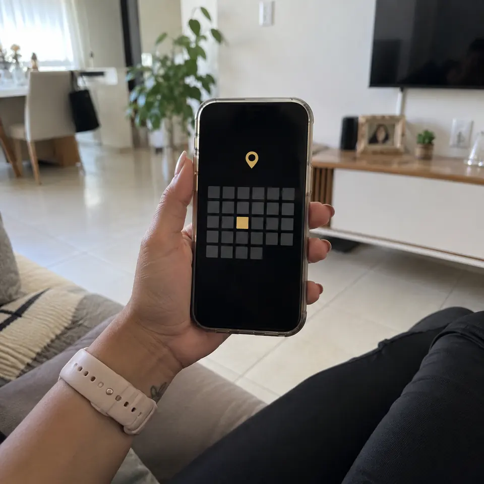 Mão segurando o celular com o calendário aberto